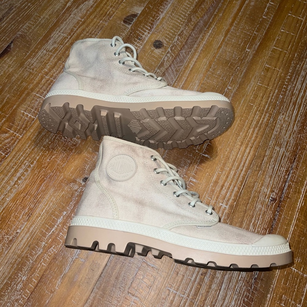 (Only worn once) Palladium high top boots size 10